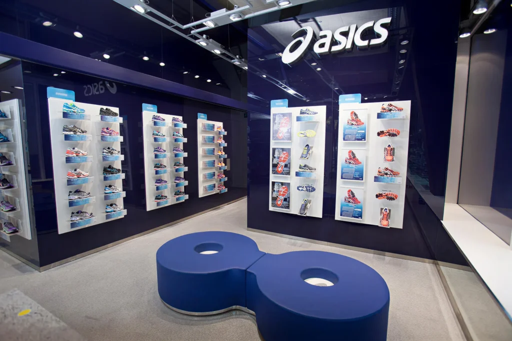 expositores y mobiliario para asics en Barcelona