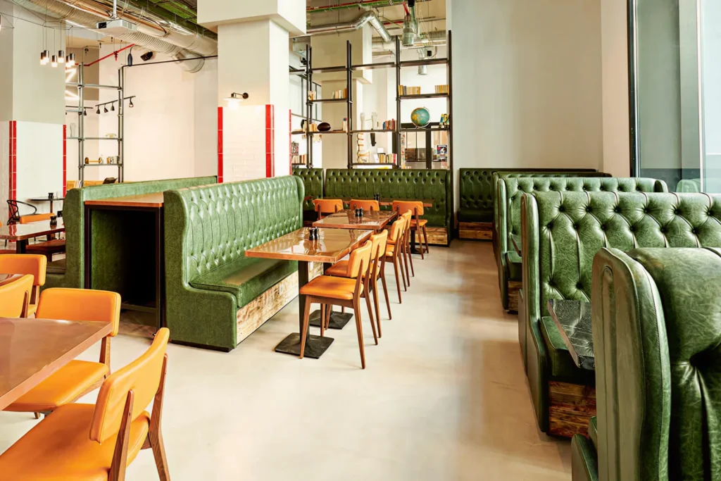 Estilo chester en comedor Hostel Generator Madrid